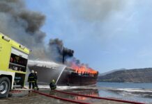 ഒമാനിലെ തുറമുഖത്ത് നങ്കൂരമിട്ടിരിക്കുന്ന കപ്പൽ കത്തി .. തൊഴിലാളികളെ രക്ഷപെടുത്തി ..