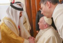 പ്രഥമ ബഹ്റൈൻ സന്ദർശനത്തിന് എത്തിയ ഫ്രാൻസിസ് മാർപാപ്പക്ക് ഉജ്ജ്വല സ്വീകരണം