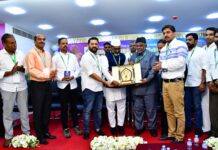 സുബൈർ ഹുദവി സി എച് മുഹമ്മദ് കോയ സ്മാരക വിദ്യാഭ്യാസ അവാർഡ് ഏറ്റു വാങ്ങി