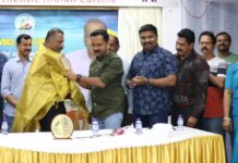 അശോകൻ താമരക്കുളത്തിനു വോയ്സ് ഓഫ് ആലപ്പി യാത്രയയപ്പു നൽകി