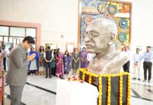 ബഹ്റൈനിലെ ഇന്ത്യൻ എംബസ്സി അങ്കണത്തിൽ മഹാത്മാഗാന്ധിയെ സ്മരിച്ച് പുഷ്പാർച്ചന നടത്തി